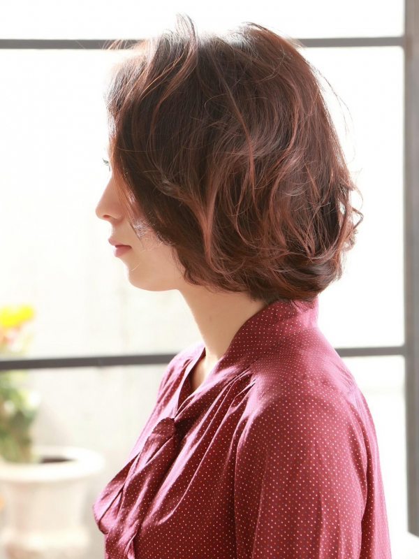 大人可愛い印象になるランダムカールのボブスタイル