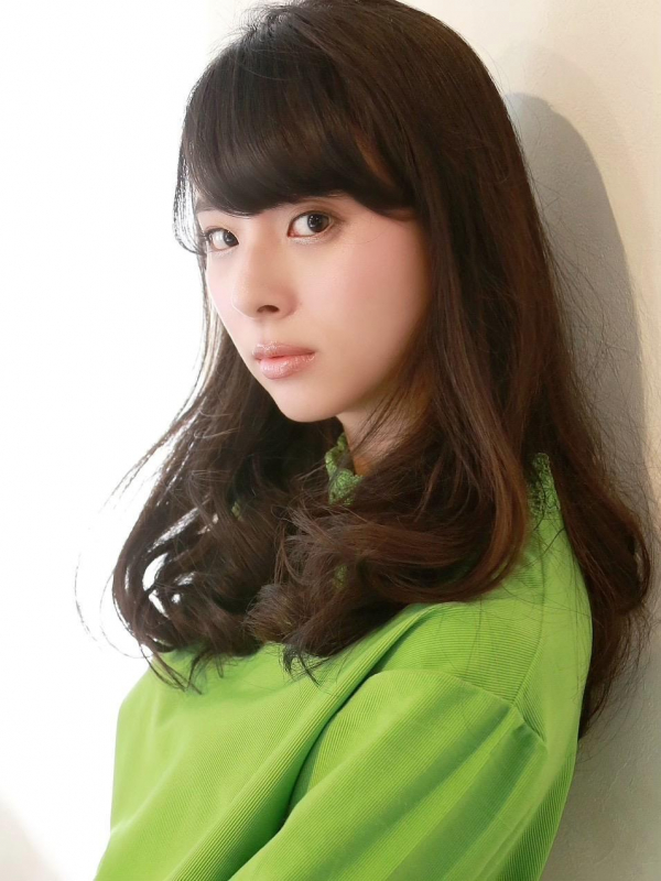 毛先ふんわり清楚な魅力のセミロングのパーマヘア