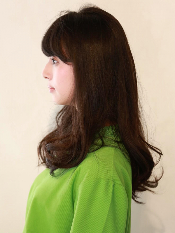 毛先ふんわり清楚な魅力のセミロングのパーマヘア