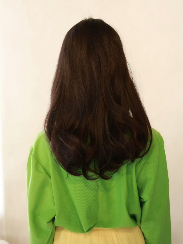 毛先ふんわり清楚な魅力のセミロングのパーマヘア