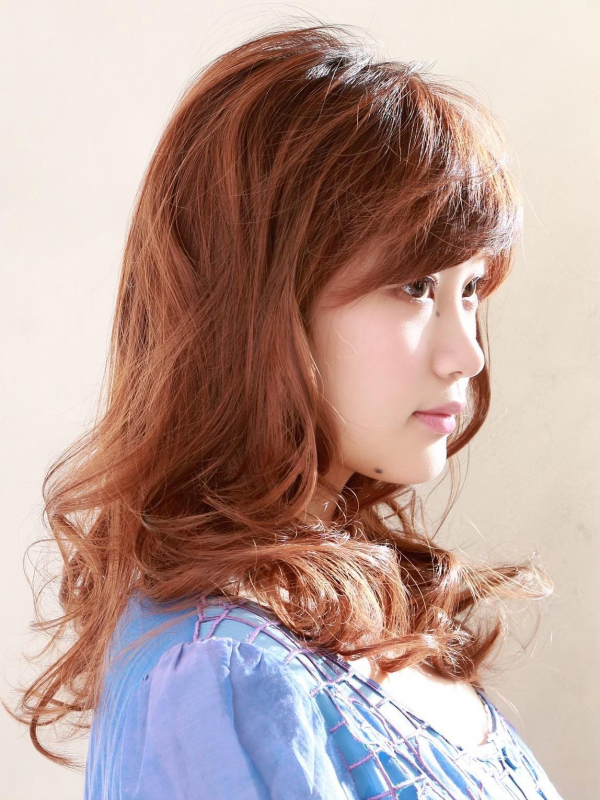 ランダムカールが大人っぽいセミロング