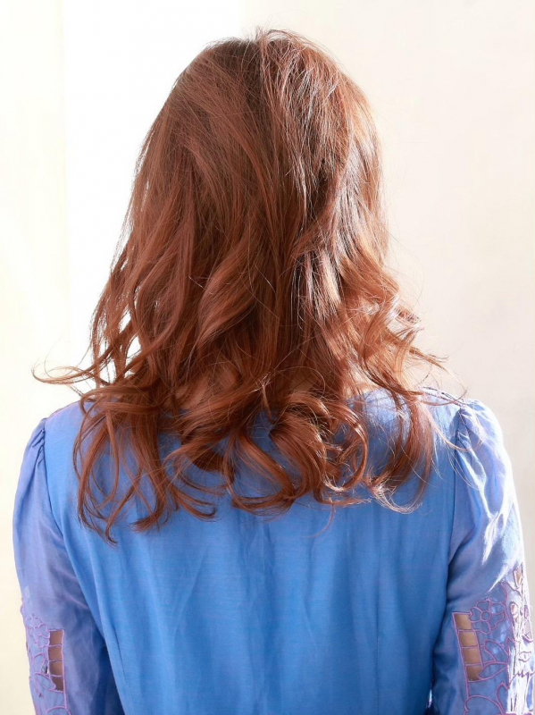 ランダムカールが大人っぽいセミロング