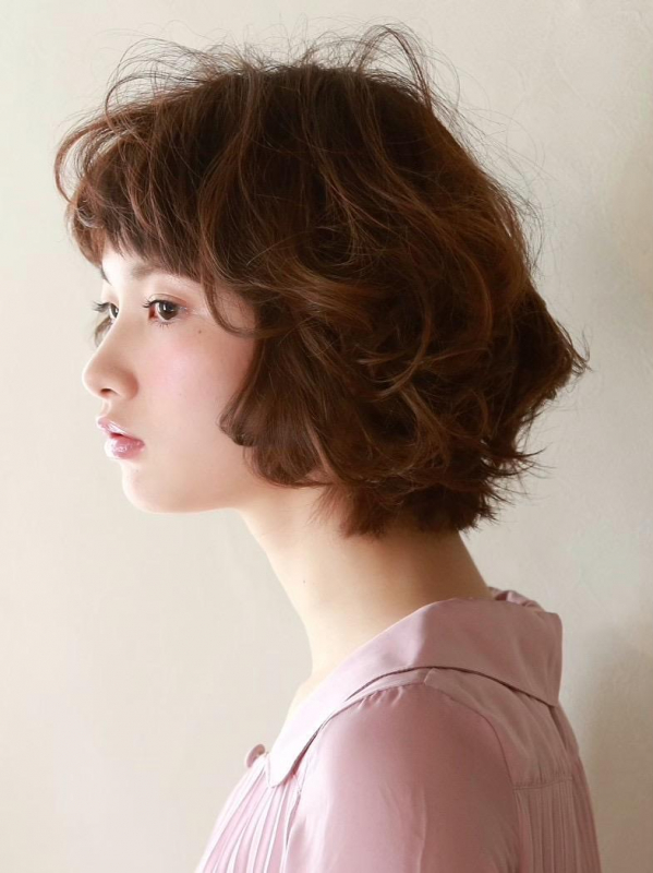 前上がりなナチュラルパーマでアンニュイなボブスタイル