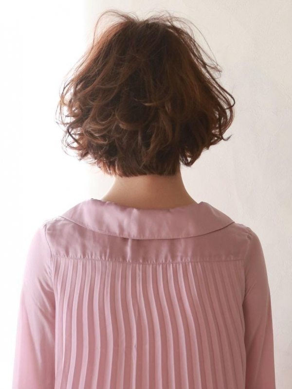 前上がりなナチュラルパーマでアンニュイなボブスタイル