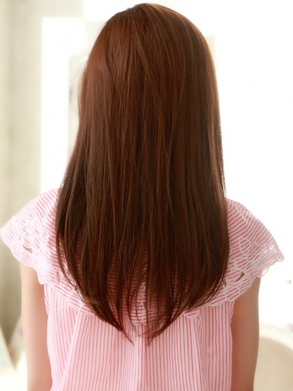 前髪なし内巻きストレートのセミロングはツヤがポイント