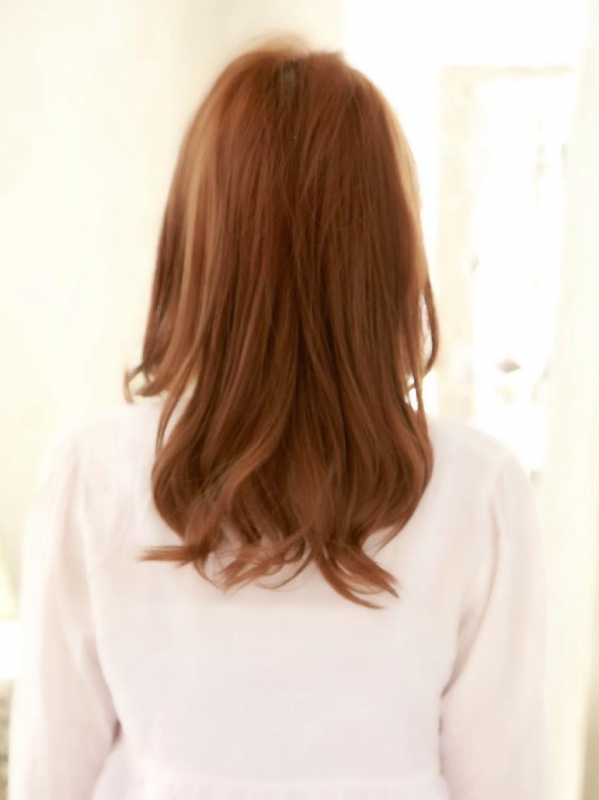 内巻きウェーブのゆるふわセミロング