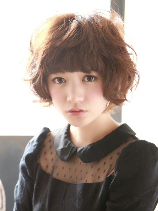 カジュアルパーマでこなれ感のあるフェミニンなボブスタイル
