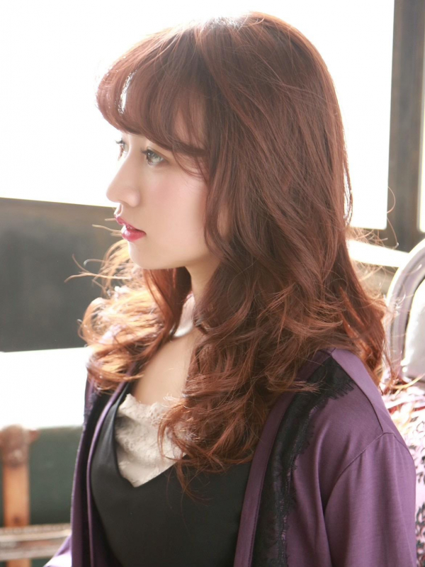 ランダムカールがこなれたムードのセミロングのパーマヘア