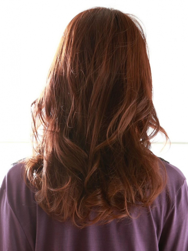 ランダムカールがこなれたムードのセミロングのパーマヘア