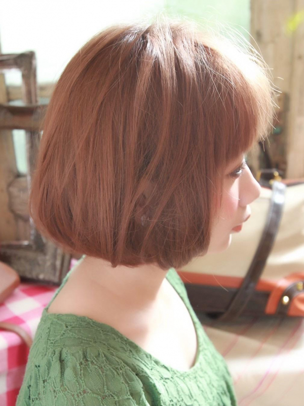 ぱっつん前髪×ハイトーンカラーのふんわりマッシュボブ