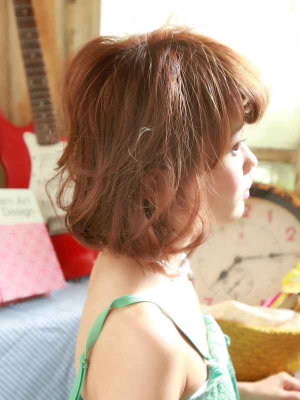 フェミニンなボブパーマスタイルで華やかな印象に