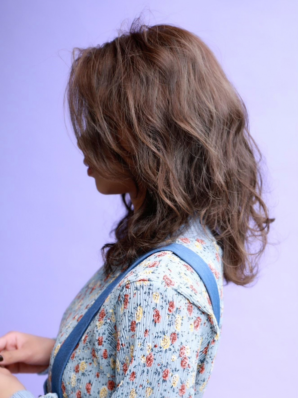 髪全体のランダムウェーブがムード満点☆セミロングのパーマヘア