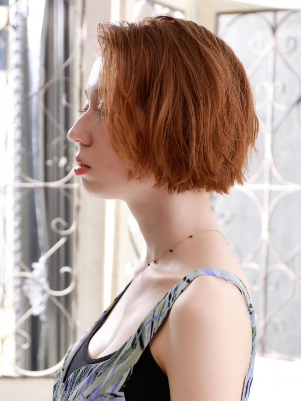 かきあげバング×くせ毛を活かしたハイトーン切りっぱなしボブ