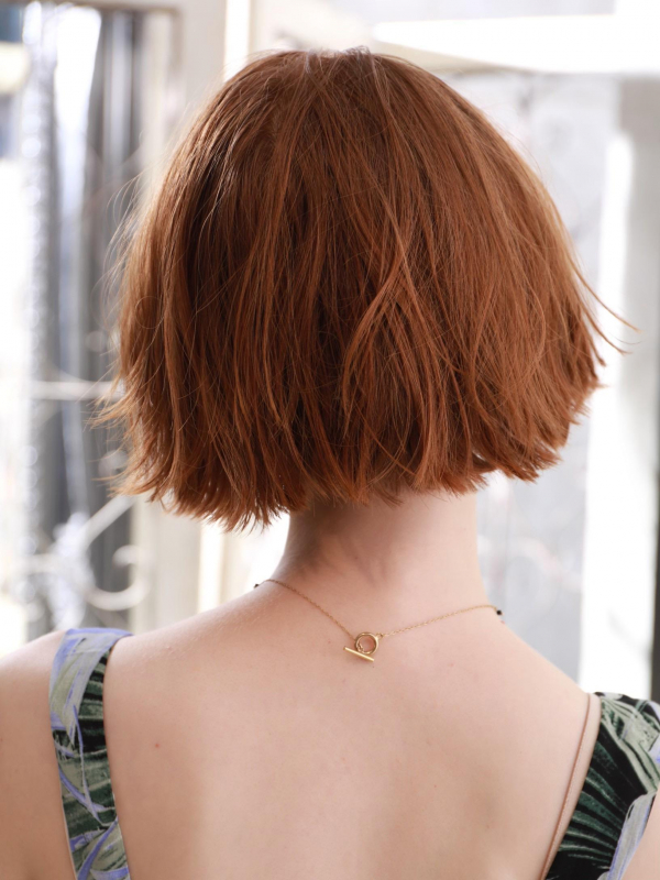 かきあげバング×くせ毛を活かしたハイトーン切りっぱなしボブ