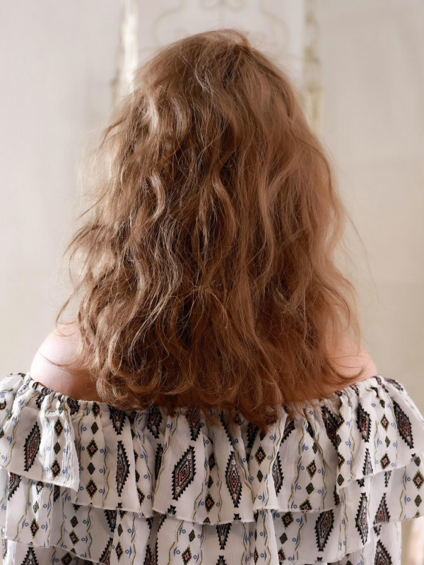 セミロング×ランダムカール×ハイトーンカラーのネオソバージュ