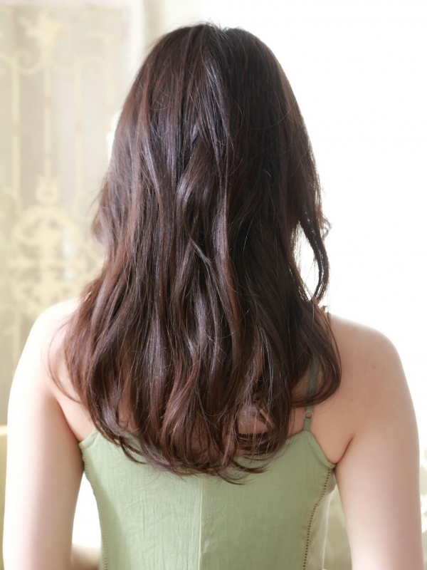 クセ毛風パーマでセミロングにゆるふわ質感をプラス