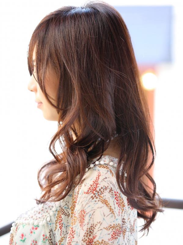 レイヤー＆ゆるめパーマの軽やかセミロング