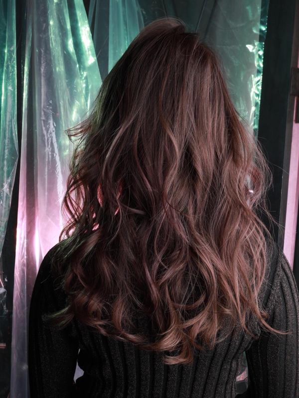 繊細なウェーブに大人のムード漂うセミロング