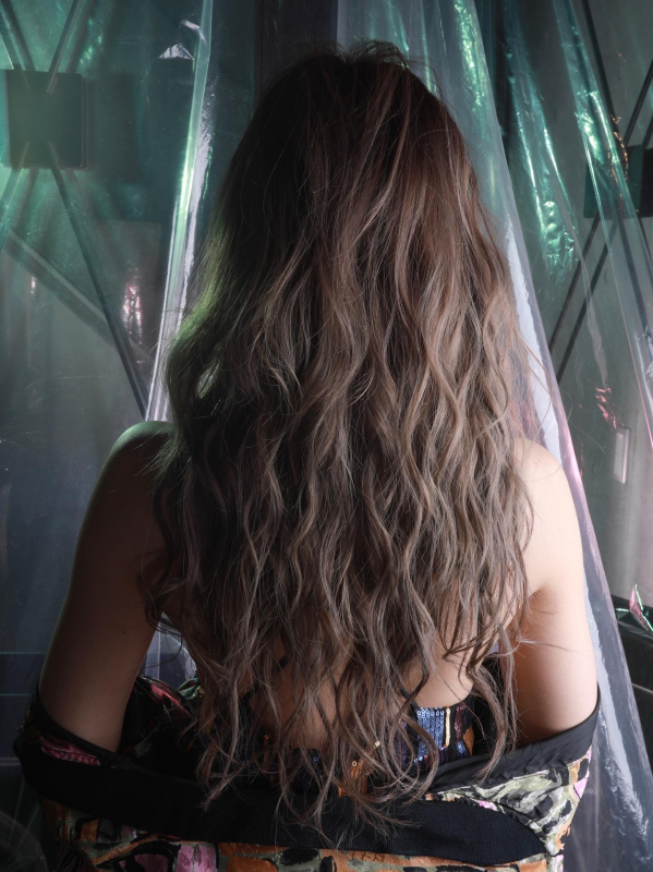 グレージュと柔らかウェーブのロングヘアで作るネオソバージュ