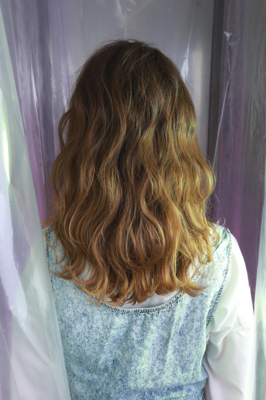 グラデーションカラー×ネオソバージュの技ありセミロング