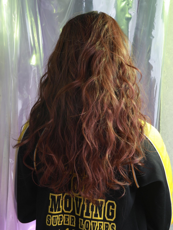 イエローのハイライトが個性的なロング×パーマのネオソバージュ