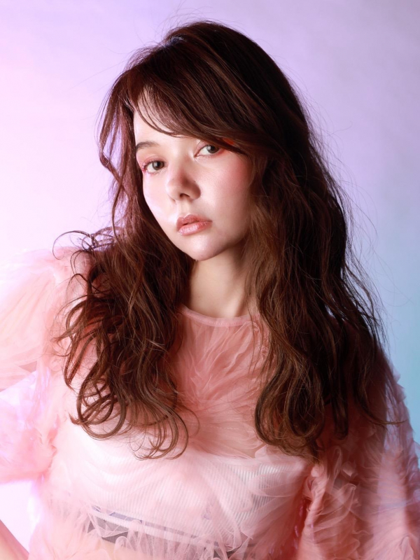 波打つウェーブがゴージャスなセミロング×パーマヘア