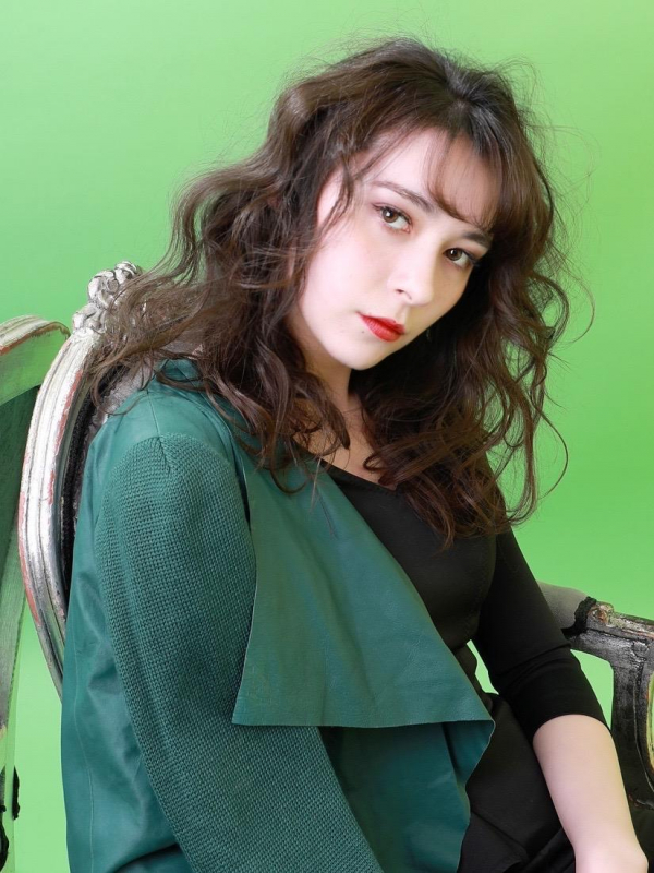 リラクシー＆アンニュイなほつれウェーブのセミロング