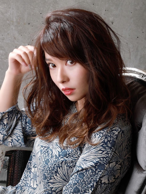 レイヤーヘアにゆるウェーブで大人の色気漂うセミロング