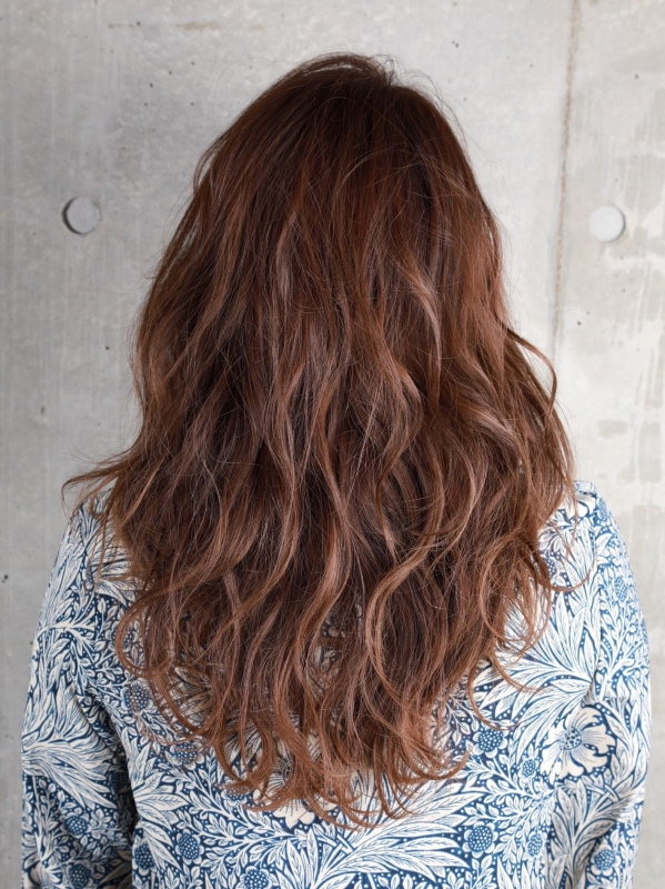 レイヤーヘアにゆるウェーブで大人の色気漂うセミロング