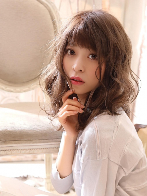 フェイスラインのウェーブが小顔効果☆あざとかわいいセミロング