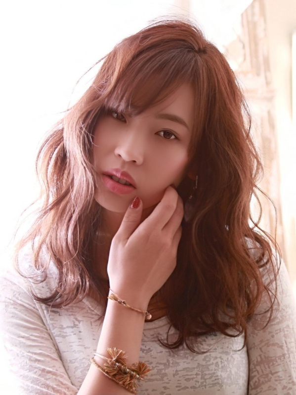 ピンク系のカラーがかわいいふわふわパーマのセミロング