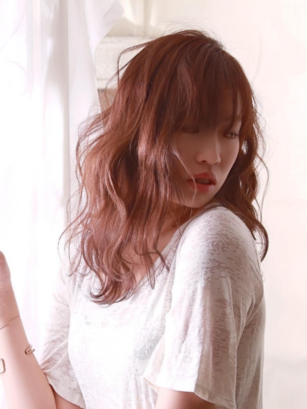 ピンク系のカラーがかわいいふわふわパーマのセミロング