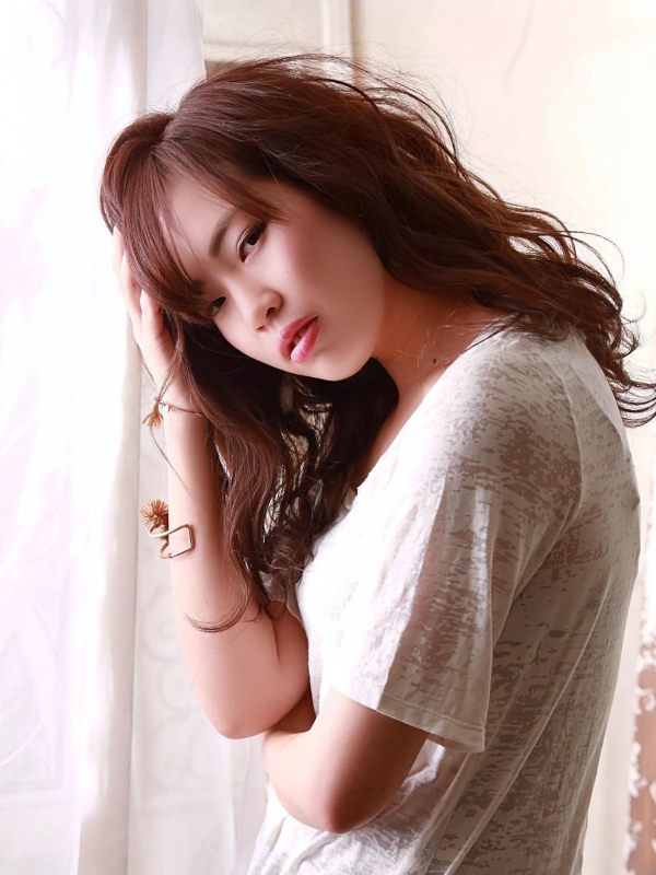 ピンク系のカラーがかわいいふわふわパーマのセミロング