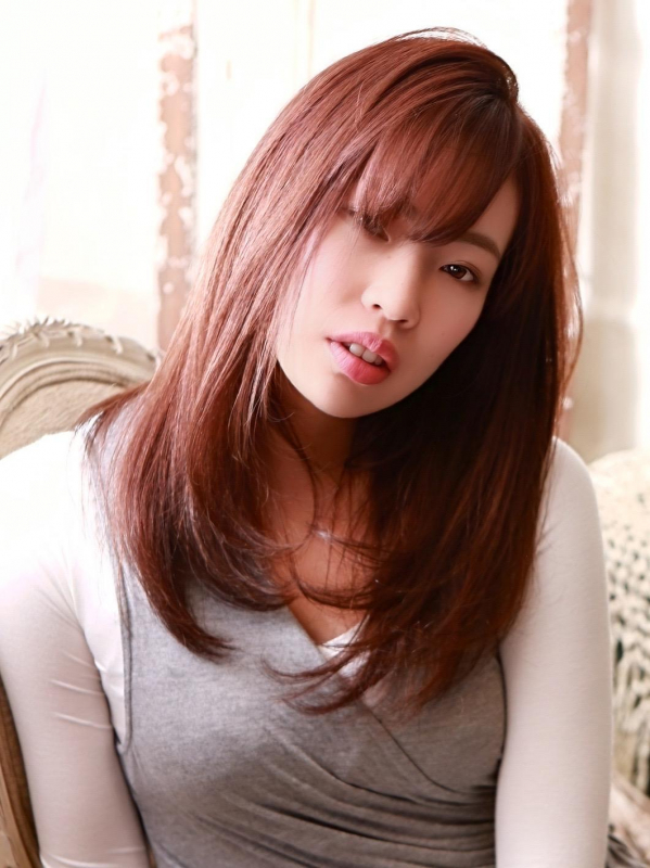 落ち着いた大人ムードの内巻きストレートのセミロング