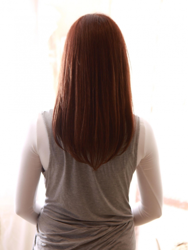 落ち着いた大人ムードの内巻きストレートのセミロング