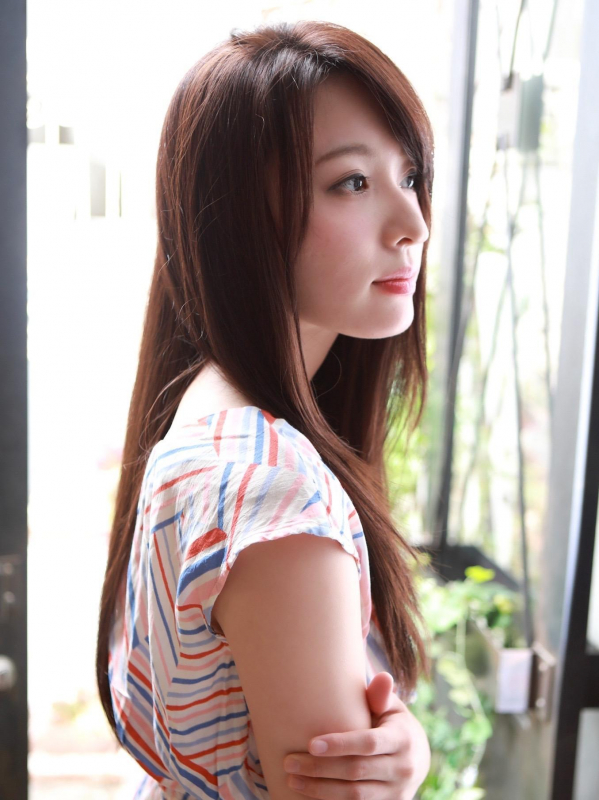 しっとり大人の魅力をアピールできるロングのレイヤーストレート