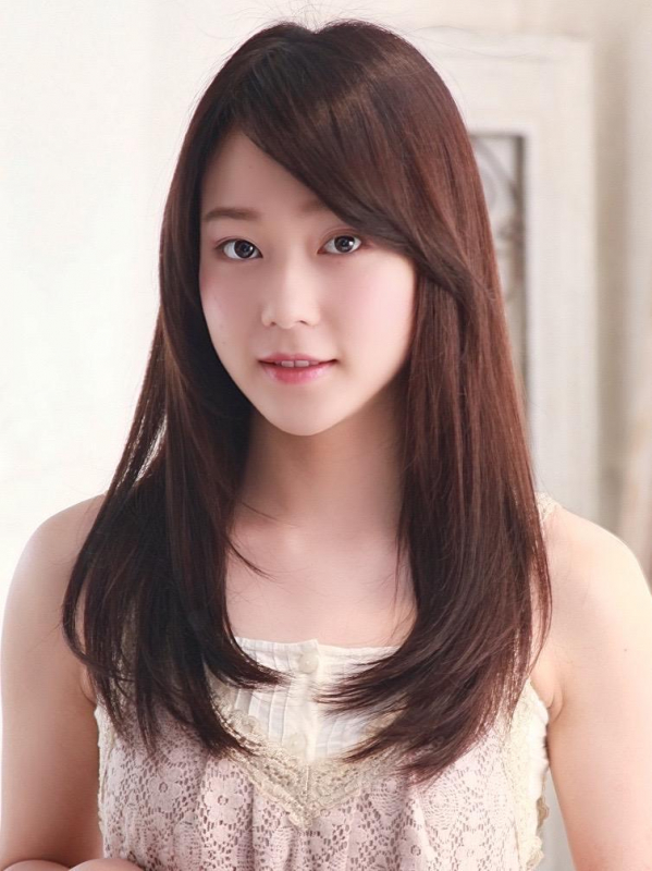 オフィスにもおすすめしっとりストレートのロングヘア