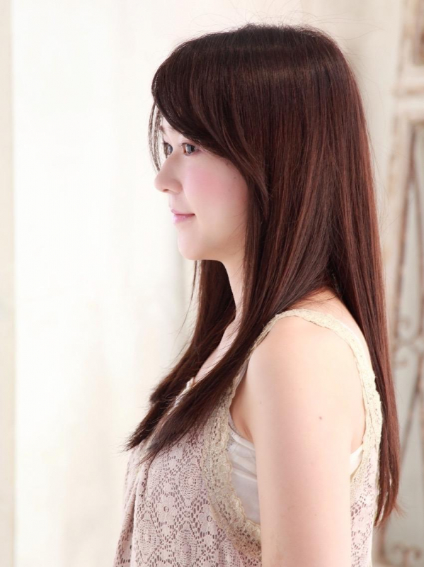 オフィスにもおすすめしっとりストレートのロングヘア
