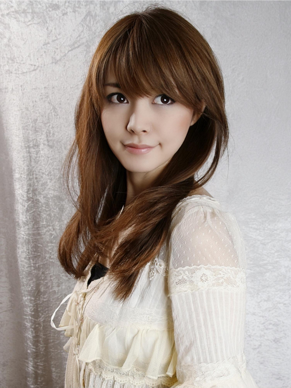 内巻き×ストレートの上品なロングスタイル