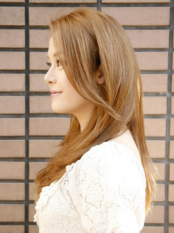 大人っぽい上品な内巻きストレートのロングスタイル