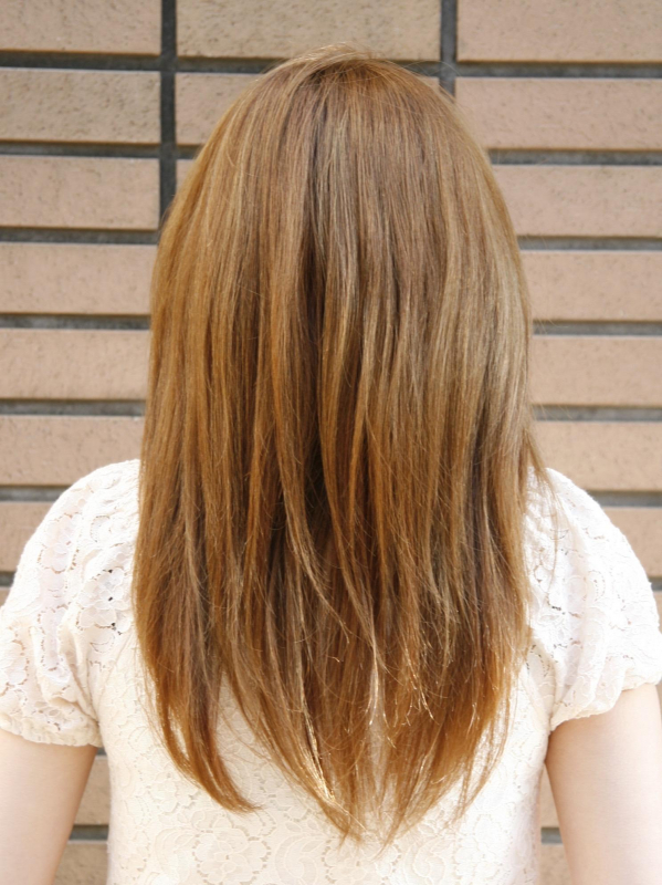 大人っぽい上品な内巻きストレートのロングスタイル