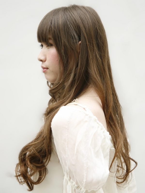 華やかなウェーブでフェミニンなロングスタイル