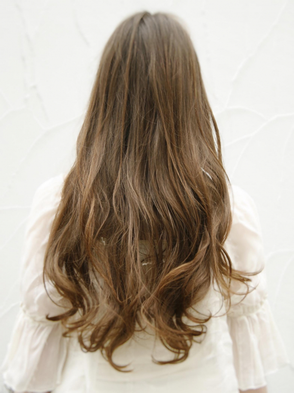 華やかなウェーブでフェミニンなロングスタイル