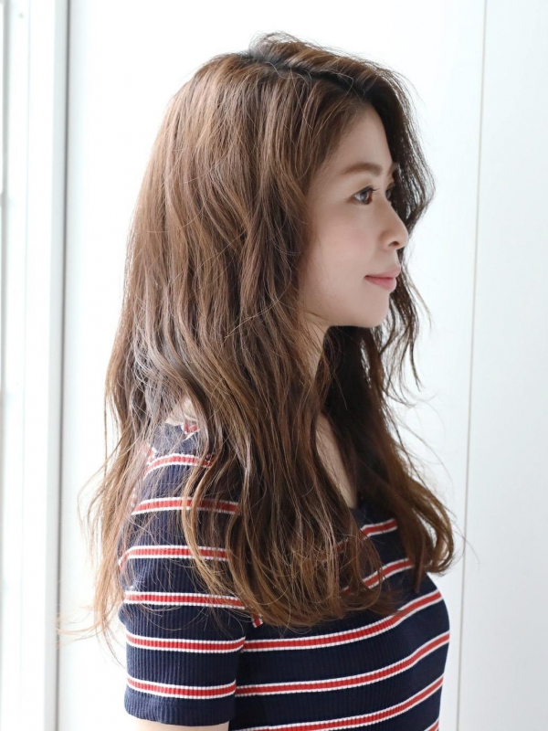 前髪なしのウェーブスタイルで大人な印象のロングスタイル