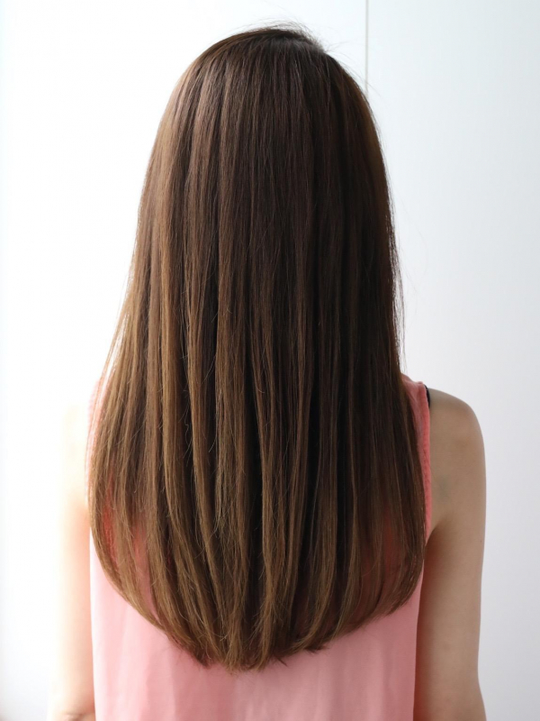 前髪なしの内巻きストレートで上品なロングスタイル