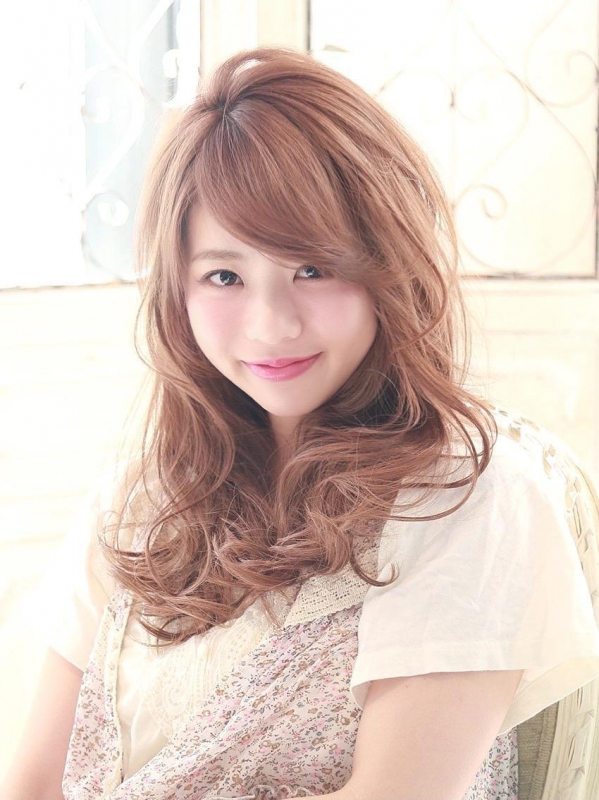 ふんわりとしたウェーブで優しい印象のロングスタイル