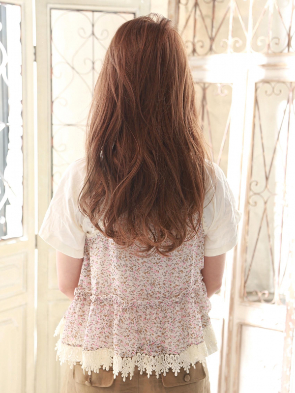 ふんわりとしたウェーブで優しい印象のロングスタイル