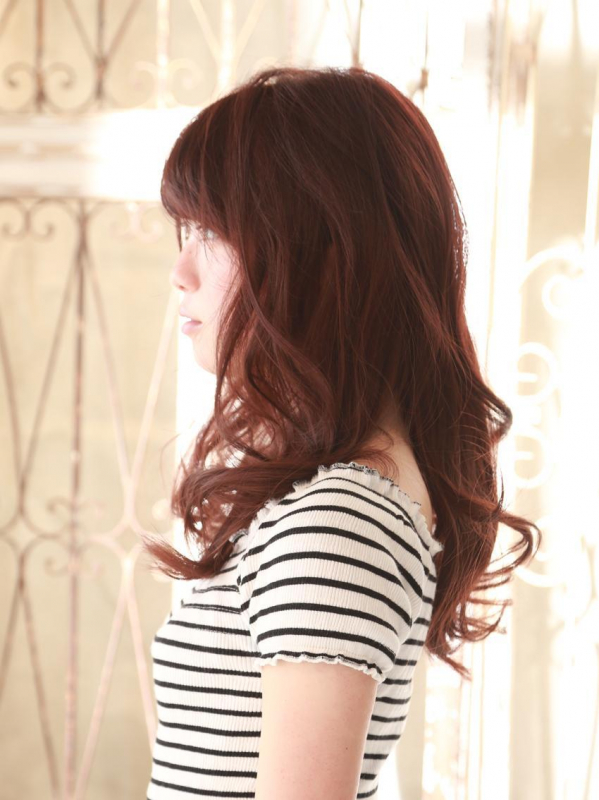 ナチュラルウェーブで派手すぎないロングスタイル