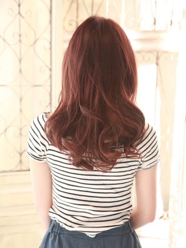 ナチュラルウェーブで派手すぎないロングスタイル