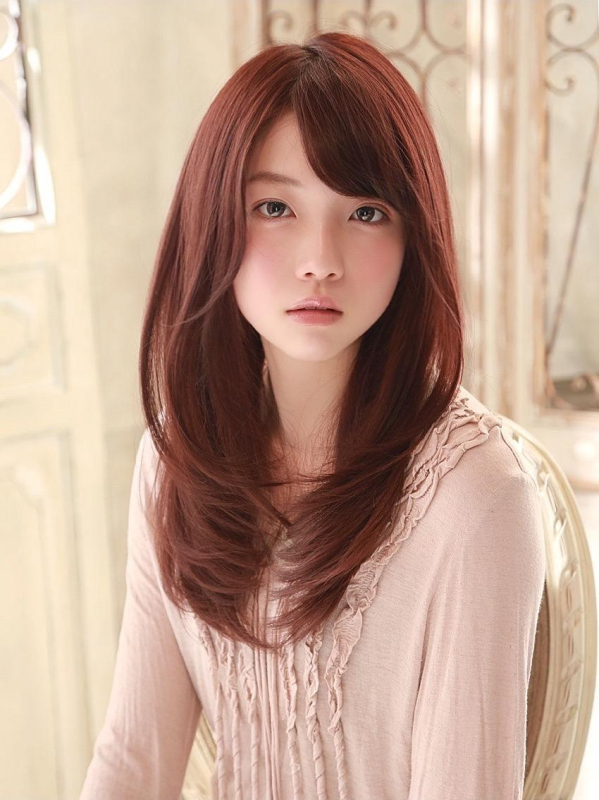 レイヤーの入った内巻きスタイルですっきりとしたロングスタイル